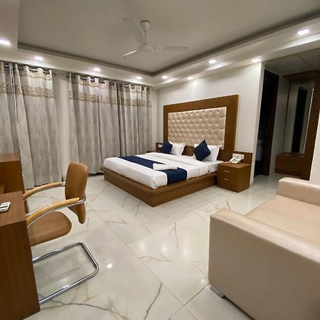 Hotel Leaf 9 Boutique, Near Golf Course Road And Galleria Market Gurgaon Esterno foto