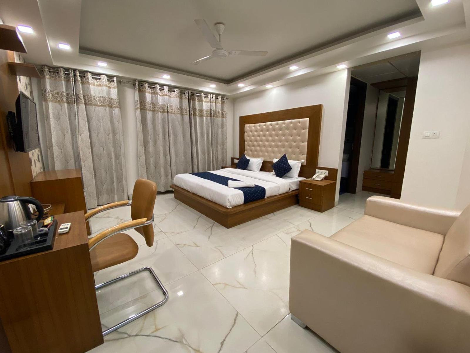 Hotel Leaf 9 Boutique, Near Golf Course Road And Galleria Market Gurgaon Esterno foto